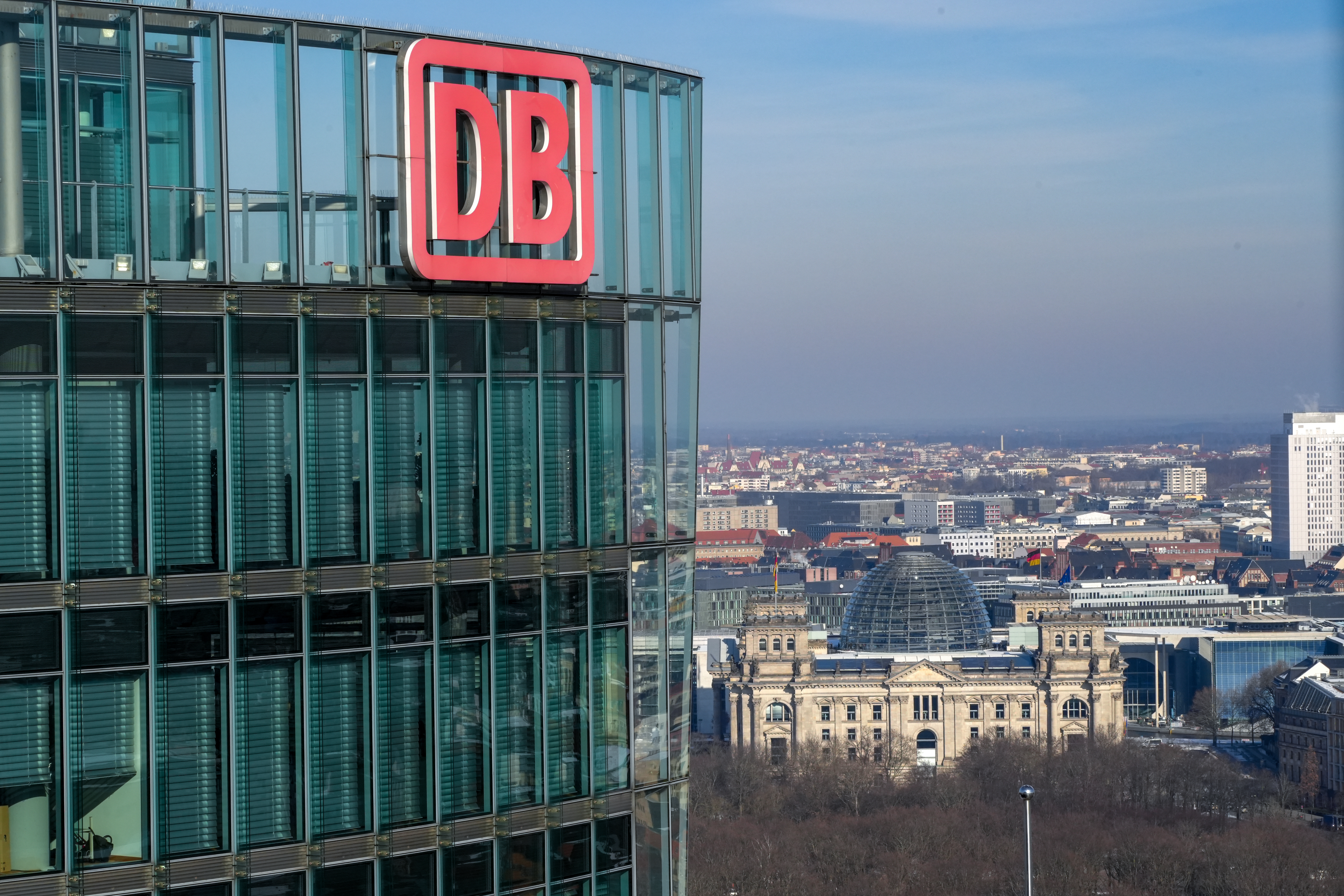 DB Konzernzentrale und Reichstagsgebäude. (Quelle: Deutsche Bahn AG / Volker Emersleben)