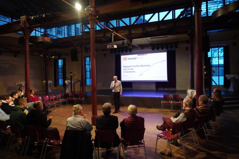 Menschen hören einem Vortrag zu.