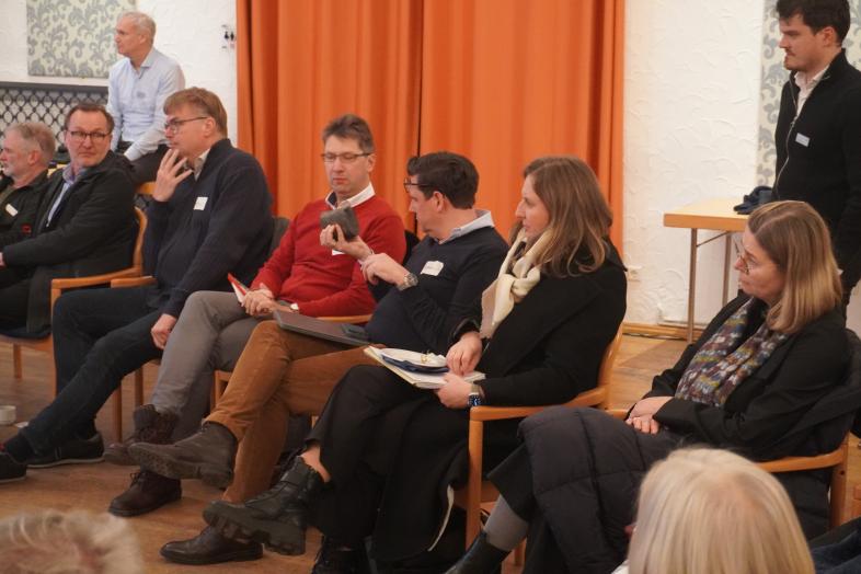 Menschen sehen sich ein Gesteinsstück an.