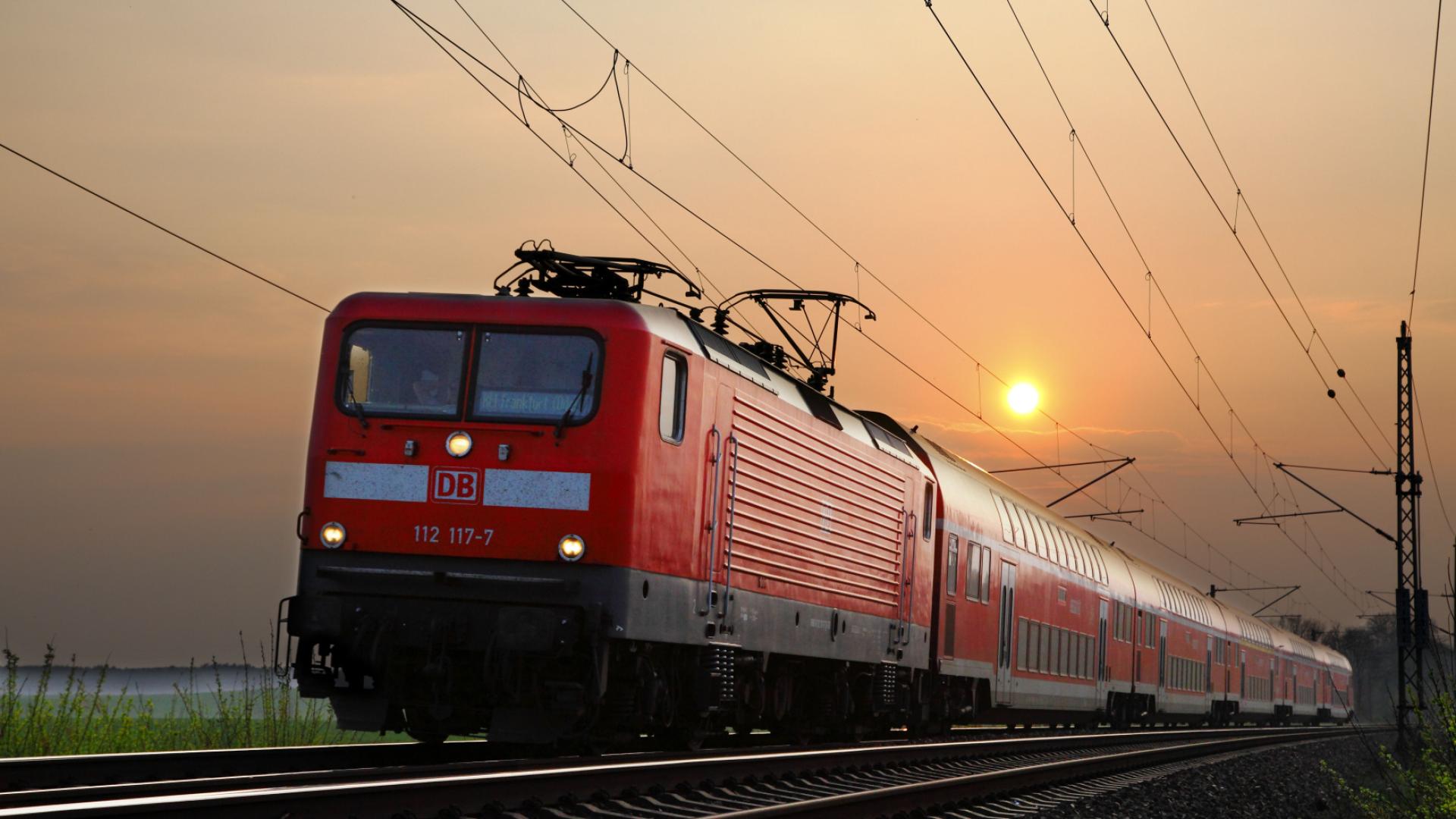 Roter Regionalexpress vor Sonneuntergang