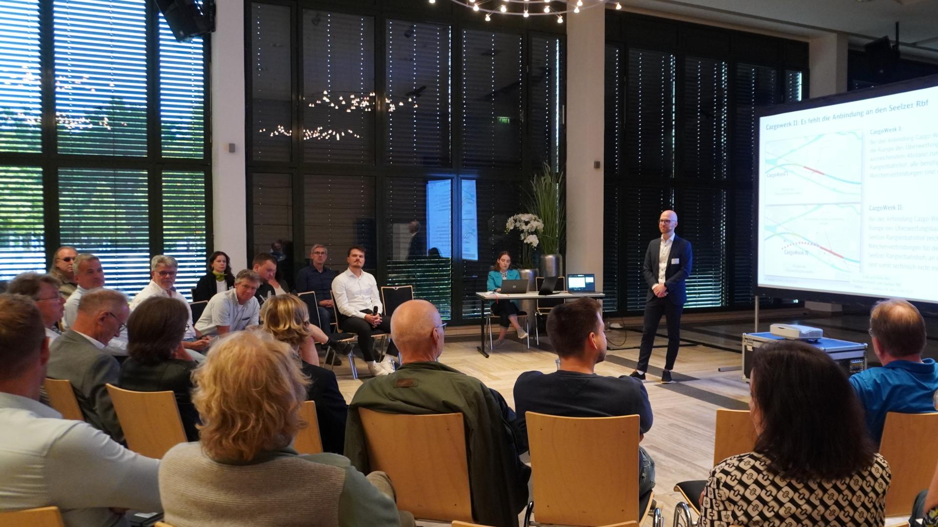 Menschen hören einem vortragenden vor.