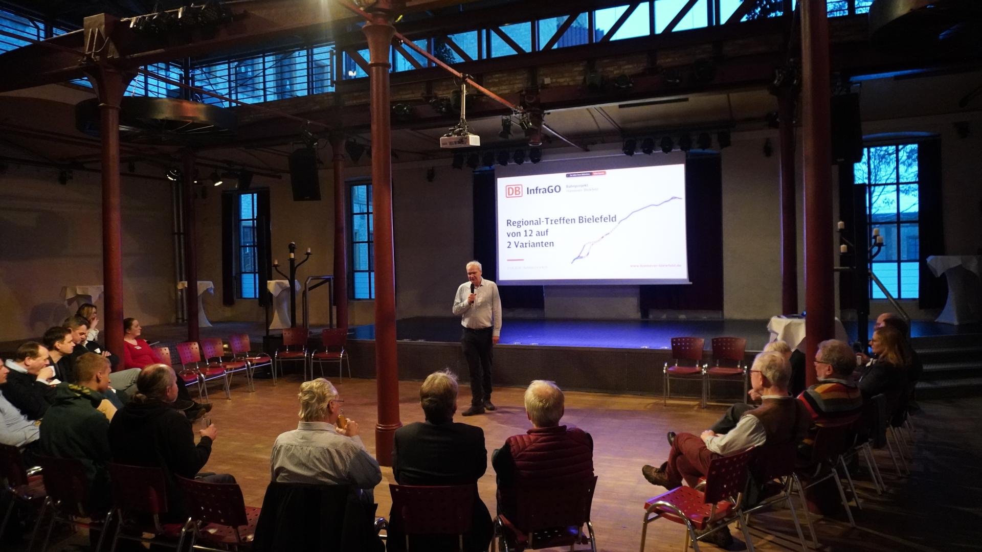 Menschen hören einem Vortrag zu.