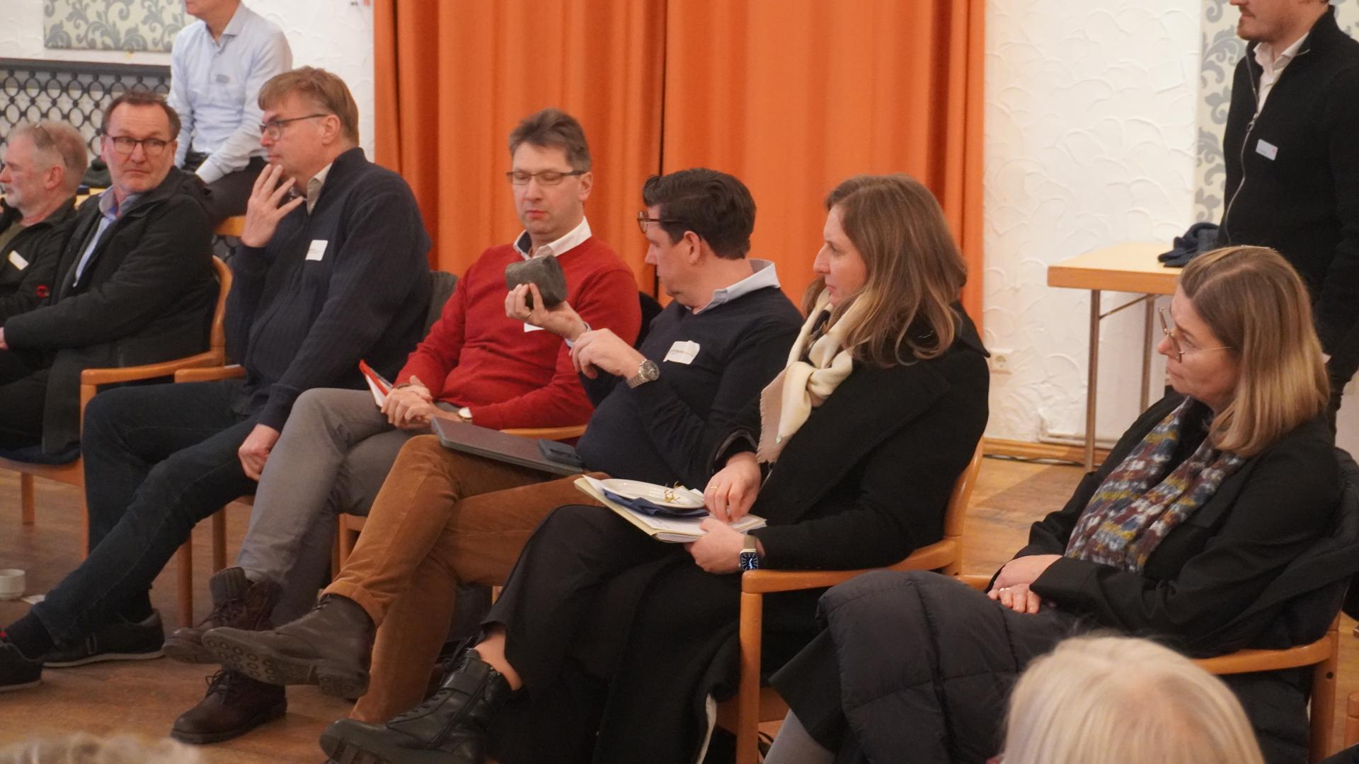 Menschen sehen sich ein Gesteinsstück an.