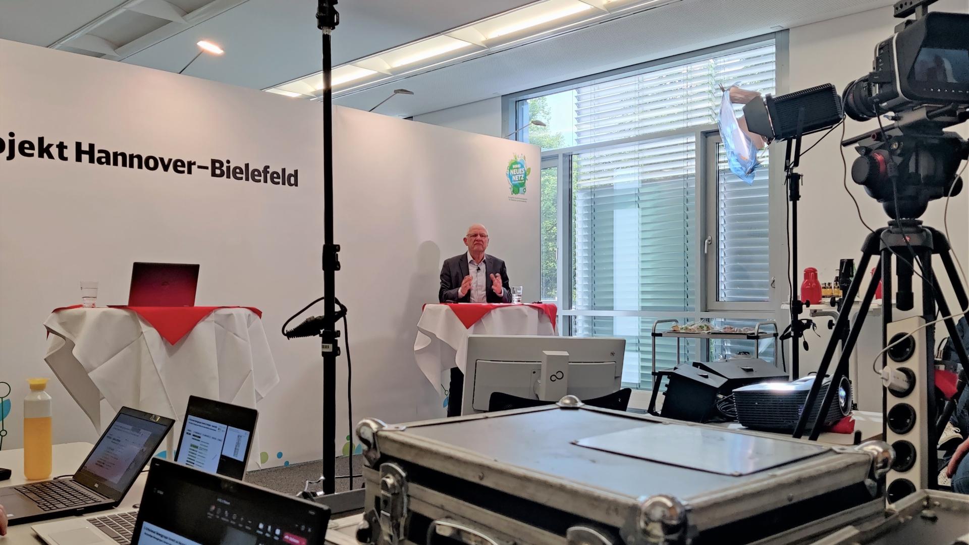 Das Bild zeigt die vierte Plenumssitzung im Livestream mit Dr. Joachim Hartlik (Quelle: Christian Holzapfel)
