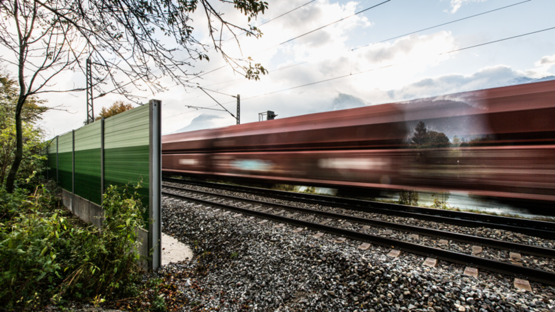 Güterzug und Lärmschutzwand